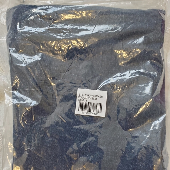 NWT Kut From The Kloth Katy Boyfriend. Size 8 - Picture 8 of 9